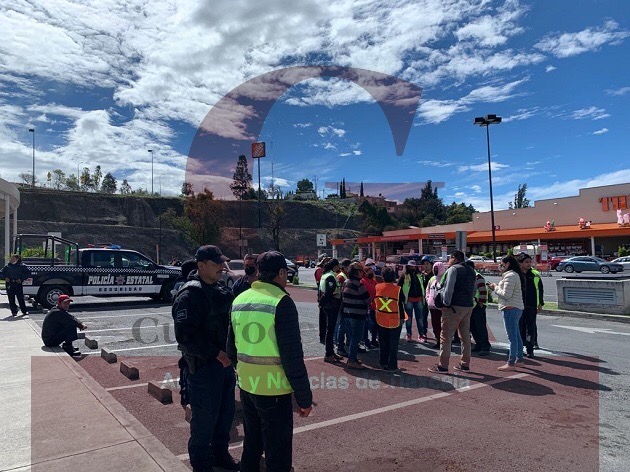 Se confrontan miembros de la CROC y trabajadores de centro comercial Gran Patio