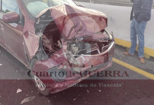 Deja daños materiales choque entre auto particular y camión repartidor de gas