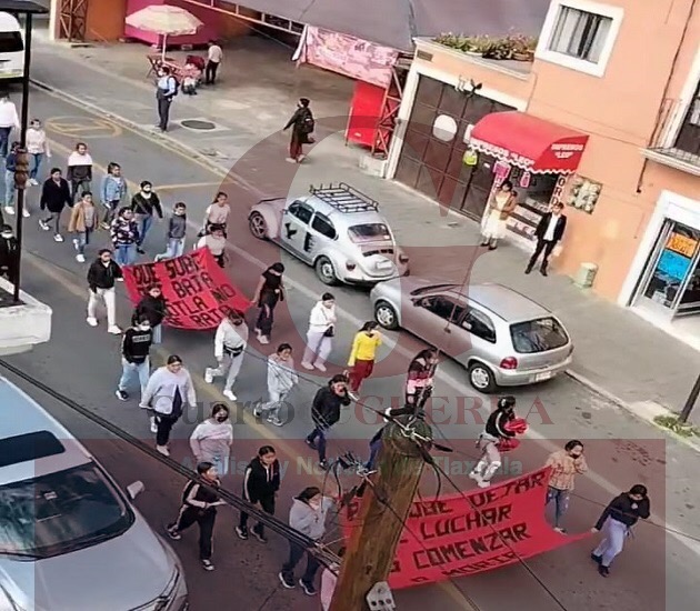 Marchan normalistas; insisten en que sean destituidos los directivos de su escuela