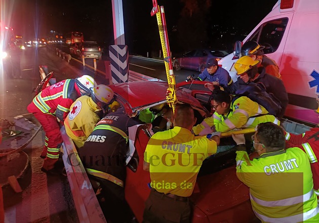 Choca su vehículo contra señalética y queda atrapada; cuerpos de rescate la extraen