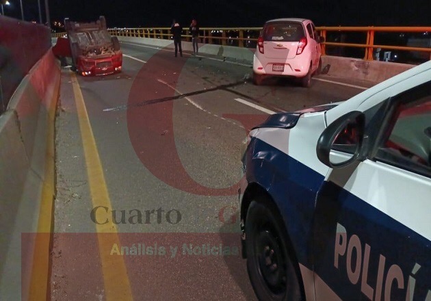 Choque y volcadura deja dos lesionados en Apetatitlán