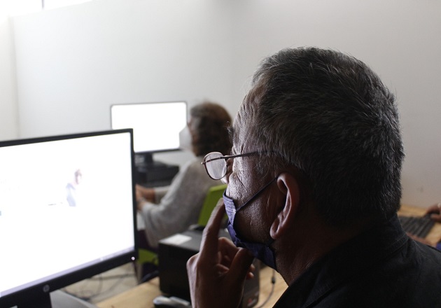 La Colmena continúa con su oferta de inclusión digital para personas adultas mayores