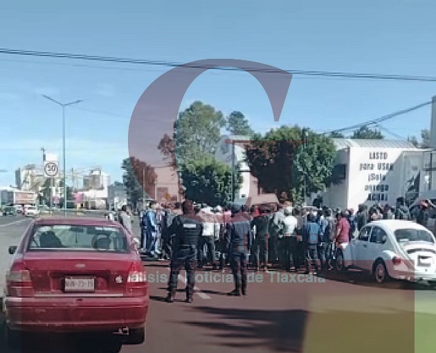 Por presunta invasión de rutas, se confrontan trabajadores de transporte público, en Papalotla
