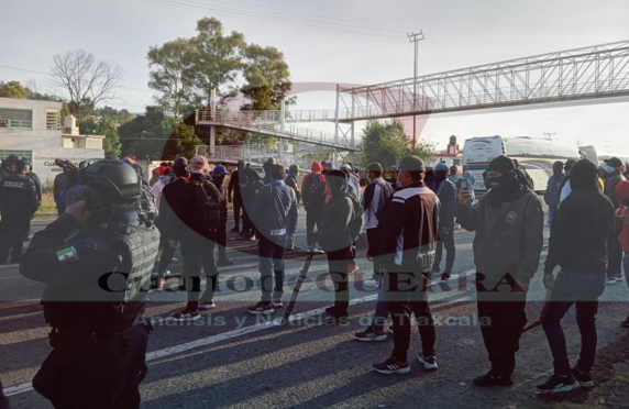 Normalistas transportaban en autobuses 200 lts de combustible en bidones