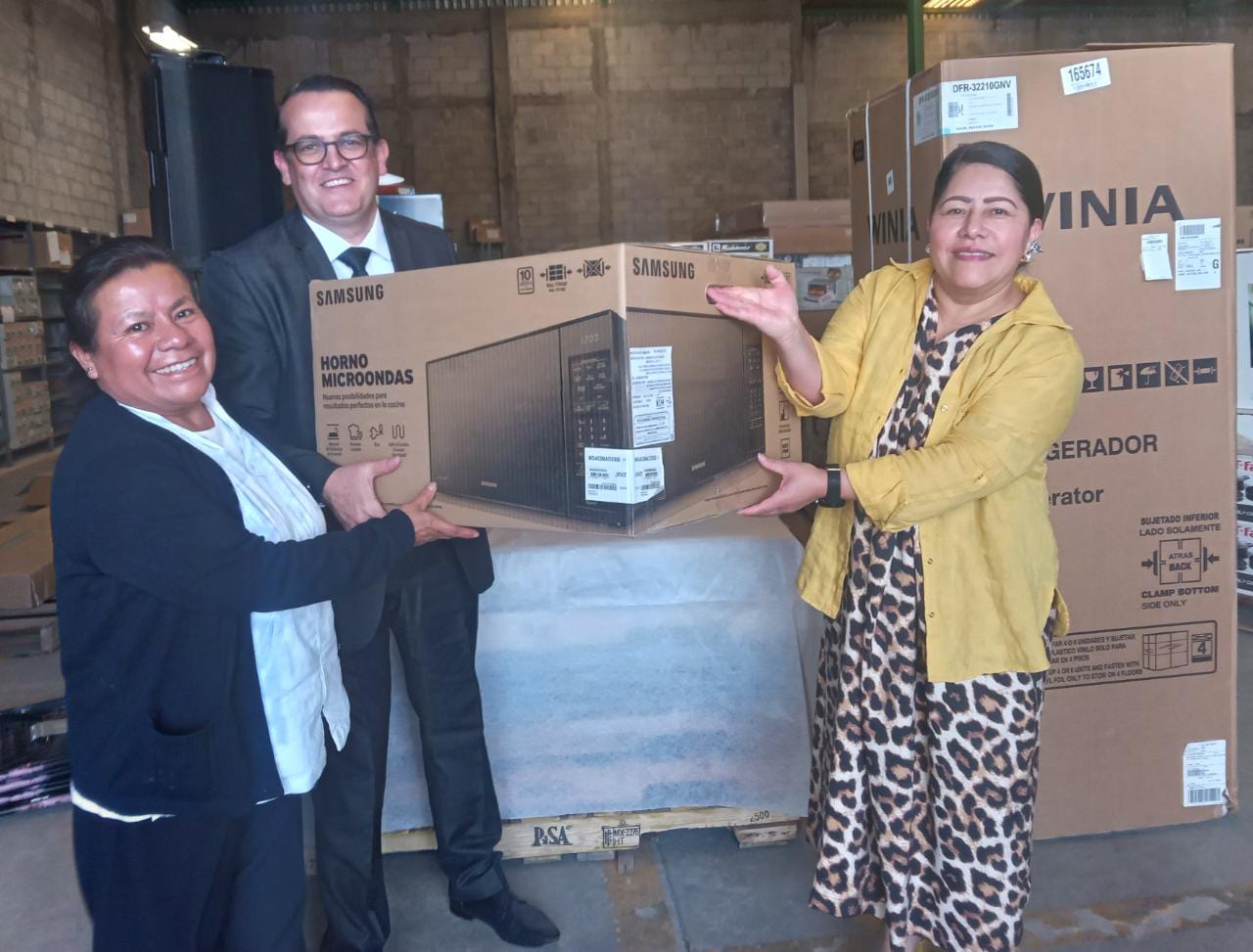 Entregan regalos a madres y padres trabajadores de la Secretaría de Salud