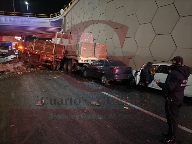 Accidente de tráileres y autos deja cinco lesionados y cuantiosos daños materiales, frente a Gran Patio