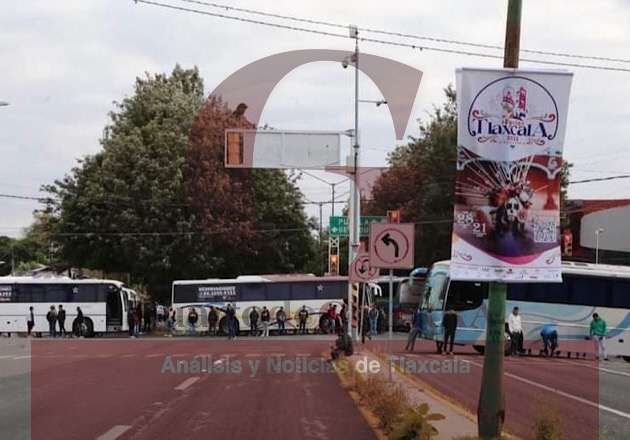 Con bloqueos viales, normalistas presionan negociación con autoridades estatales