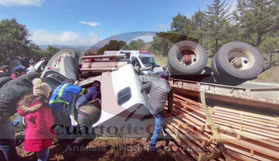 Resulta ileso trailero al volcarse a bordo de su pesada unidad, en Tlaxco