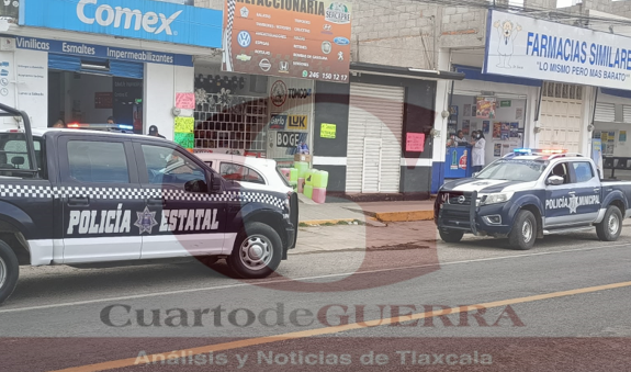 Par de hampones con armas en mano asaltan tienda de pinturas, en Totolac
