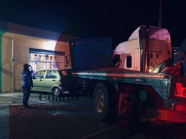 Tres tráileres y dos autos compactos dañados deja carambola, en Yauhquemehcan