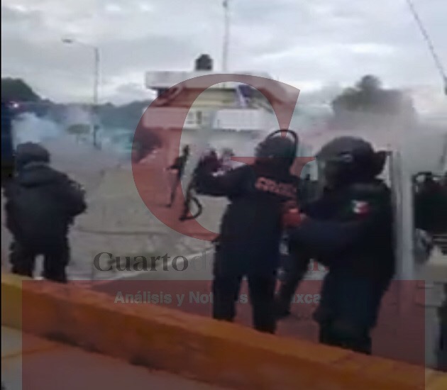 Enfrentamiento con normalistas en ‘El Trébol’ deja al menos tres elementos policiacos lesionados
