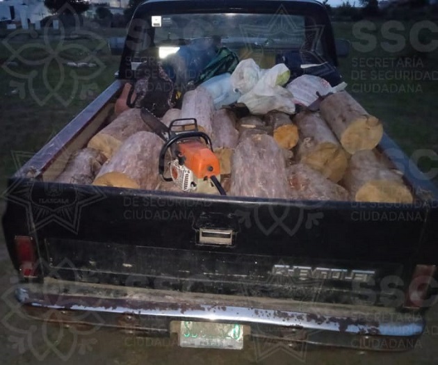 Abandonan camioneta con material forestal en San José Teacalco