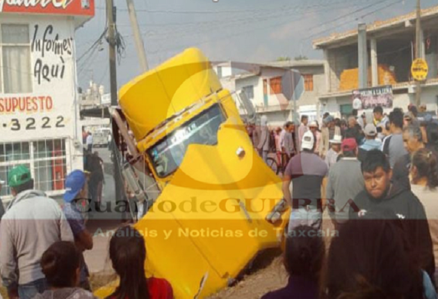 Tren embiste a trailer al intentar ganarle el paso en Huamantla