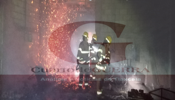 Deja cuantiosos daños materiales fuerte incendio en una fábrica de sillones, en Tenancingo
