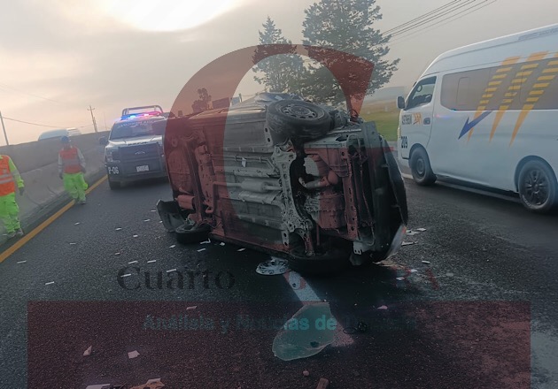 Vuelca vehículo sobre la carretera federal México-Veracruz, en Xaloztoc