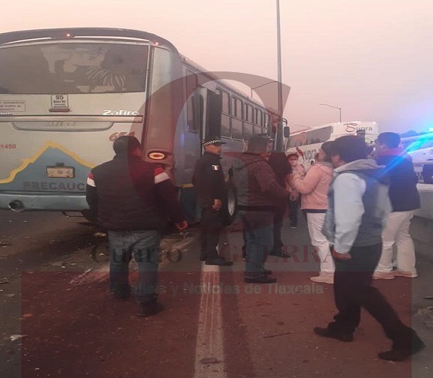 Deja varios heridos choque de unidad de transporte público en Apetatitlán