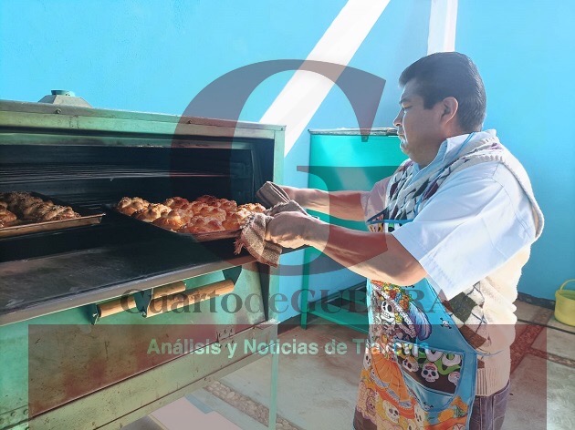 Familia de Totolac mantiene viva tradición de elaborar pan de muerto