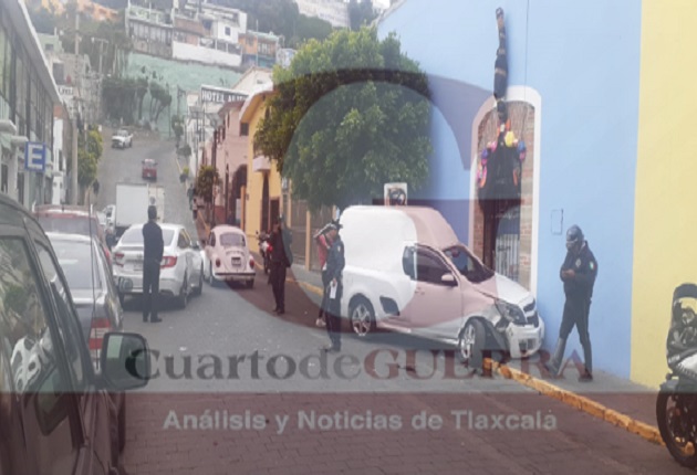 Camioneta atropella a policía tras falla en sus frenos, en Tlaxcala