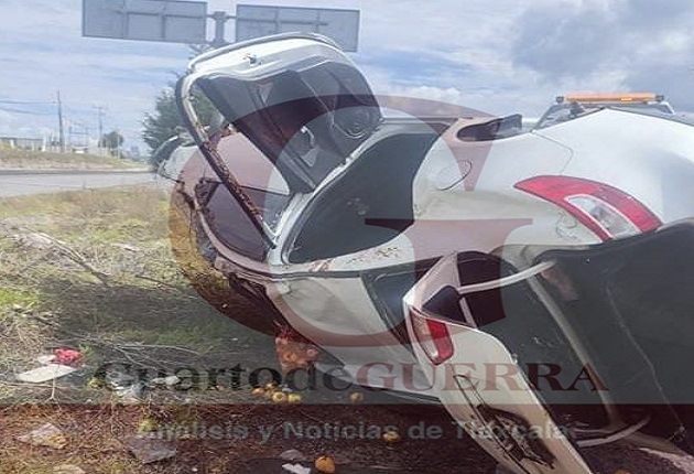 Volcadura deja a tres personas lesionadas, en Xaloztoc