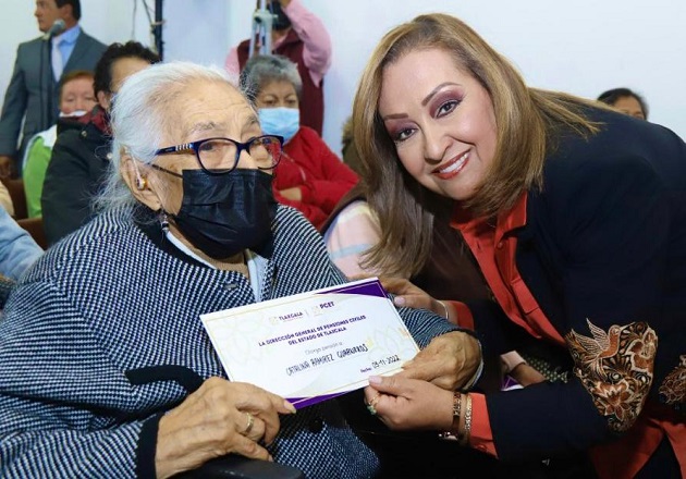 Entrega gobierno estatal pensiones a jubilados en lista de espera