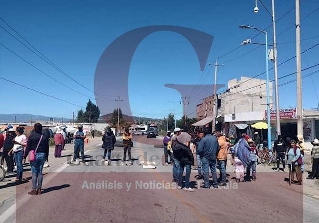 Vecinos de San Mateo Ayecac bloquean carretera Tepetitla-Villalta; rechazan al presidente suplente de comunidad