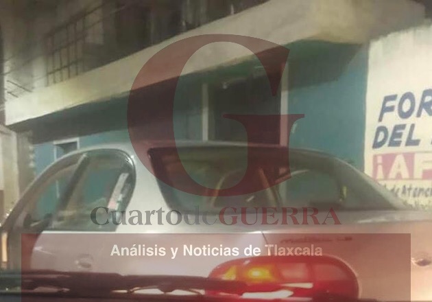 Ebrio conductor arrolla a policías de Apetatitlán