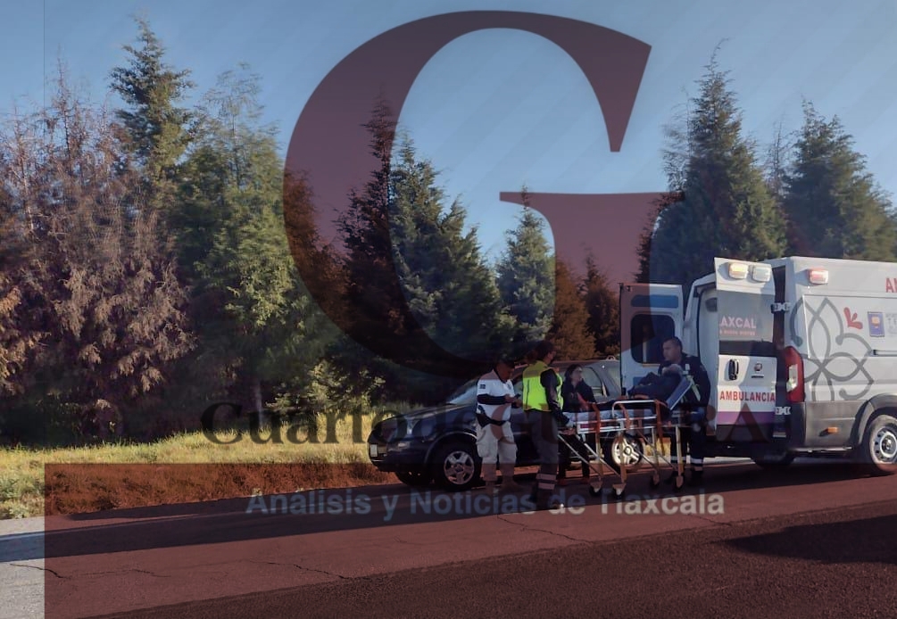 Tres lesionados por choque entre unidad de transporte de personal y auto particular, en Xaloztoc