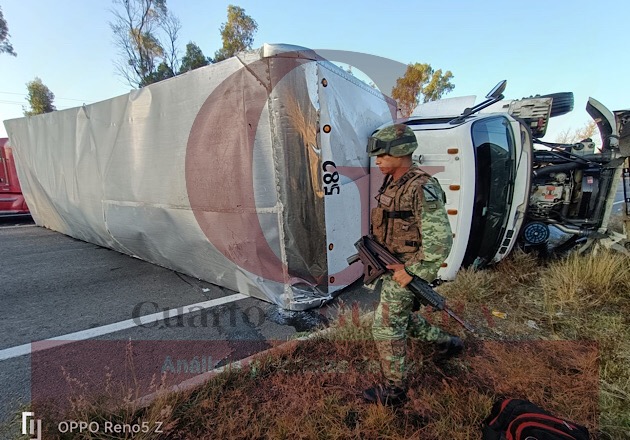 Precaución: Volcadura de tráiler provoca cierre de autopista Tlaxcala-Texmelucan, en Panotla