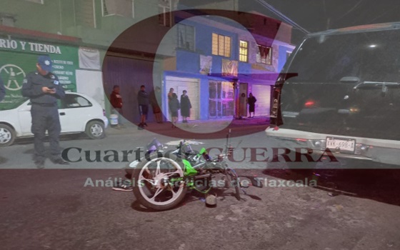 Motociclista se debate entre la vida y la muerte tras sufrir fuerte accidente en Panotla