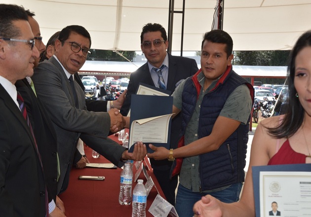 Entrega Universidad Politécnica de Tlaxcala 535 títulos: enmienda retraso
