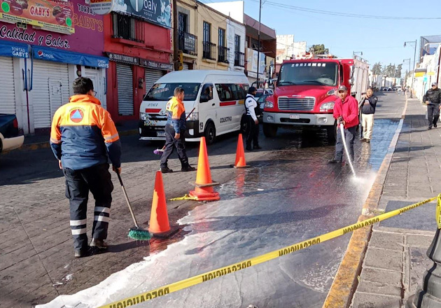 Atiende Protección Civil y Seguridad de Huamantla derrame de aceite en el pavimento