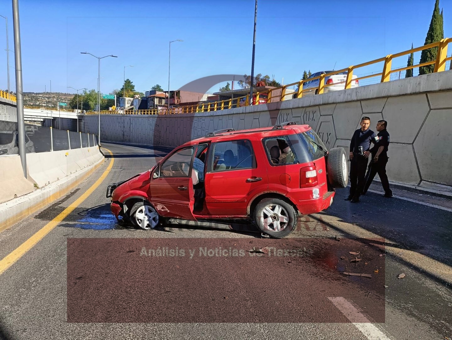 Deja daños materiales choque entre unidad pesada y camioneta, en Apetatitlán