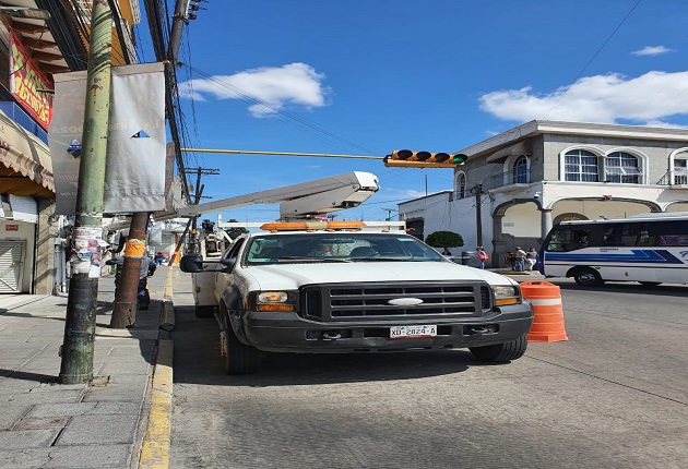 Inicia cambio de semáforos en la cabecera del municipio de Zacatelco