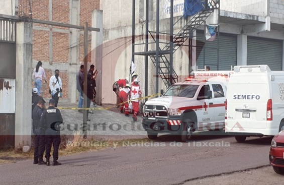 Cae hombre de una altura de 5 m y muere, en Chiautempan