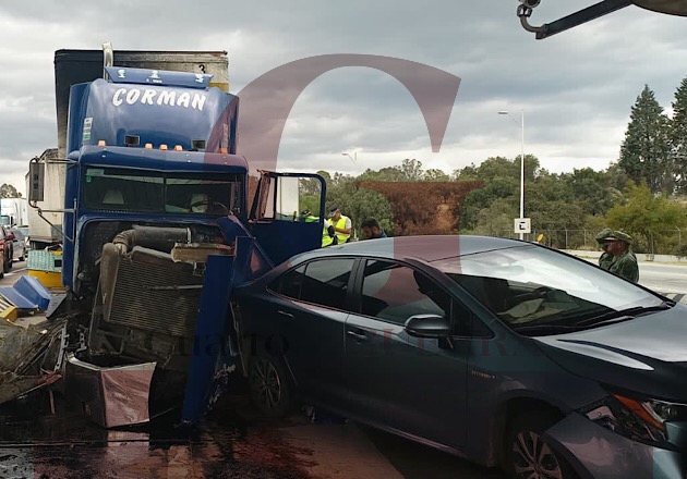 Tráiler sin frenos embiste a dos vehículos en la caseta de San Martín en el Arco Norte