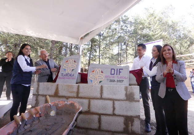 Colocan gobernadora y Sedif primera piedra del Centro de Capacitación para Personas con Discapacidad