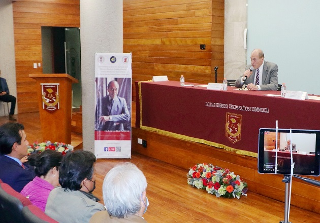 Disertó en la UATx el connotado jurista Eugenio Raúl Zaffaroni