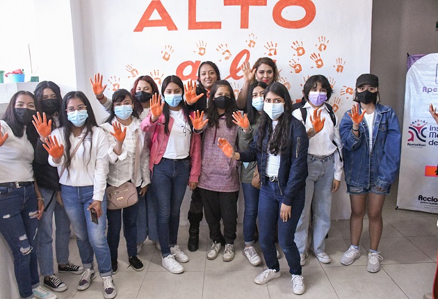 Con marcha conmemoran Día de la Eliminación de la Violencia contra la Mujer, en Apetatitlán