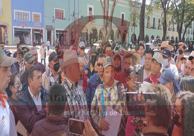 Campesinos obligan a ‘caminar’ al Secretario de Impulso Agropecuario; exigen apoyos