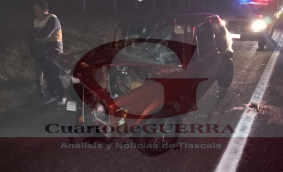Resulta ileso tras chocar contra tráiler a bordo de su automóvil, en Xaltocan