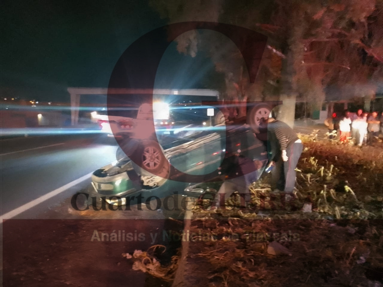 Vuelca pareja sobre la Apizaco-Tlaxcala; un hombre resultó lesionado