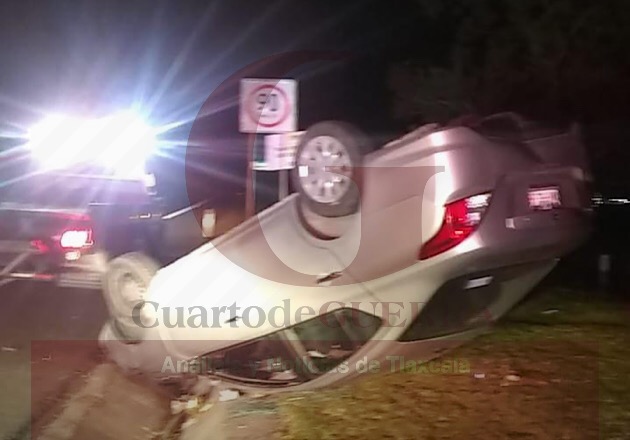 Dejan daños materiales dos volcaduras en carreteras de Tlaxcala