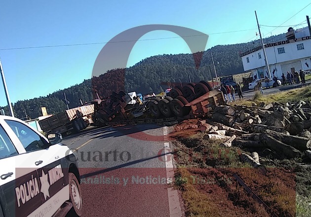 Volcadura de tráiler provoca daños materiales y afectaciones al tránsito, en Tlaxco