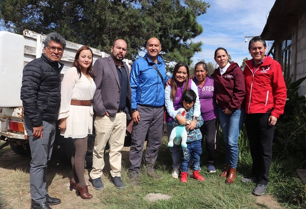 Benefician a habitantes de Tzompantepec con captadores de agua de lluvia y páneles solares