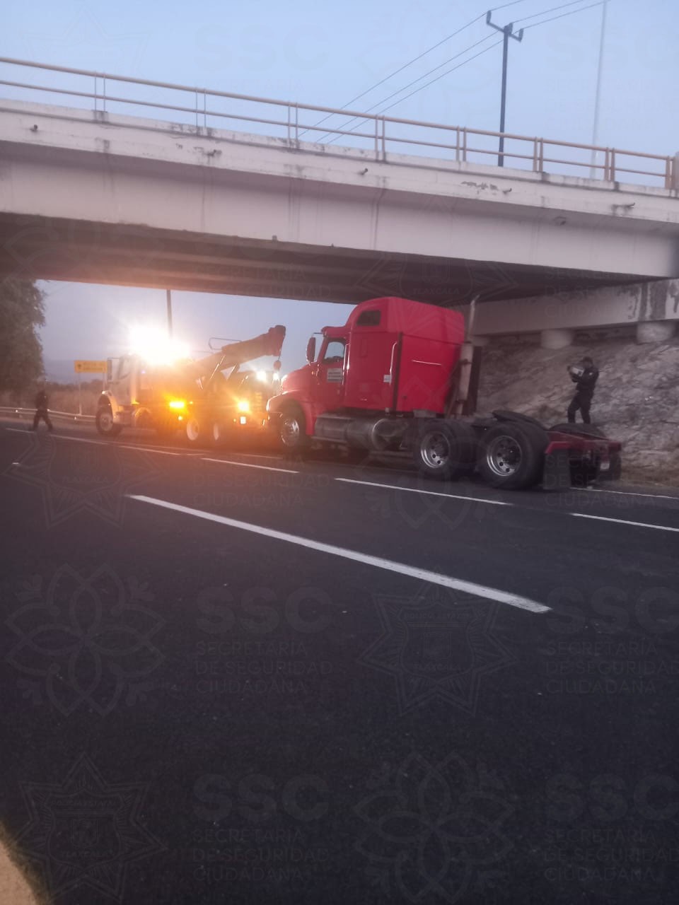 En límites con Puebla, policías estatales de Tlaxcala aseguran tractocamión con reporte de robo