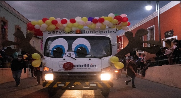En Apetatitlán dan bienvenida a fiestas decembrinas con desfile y encendido de árbol navideño