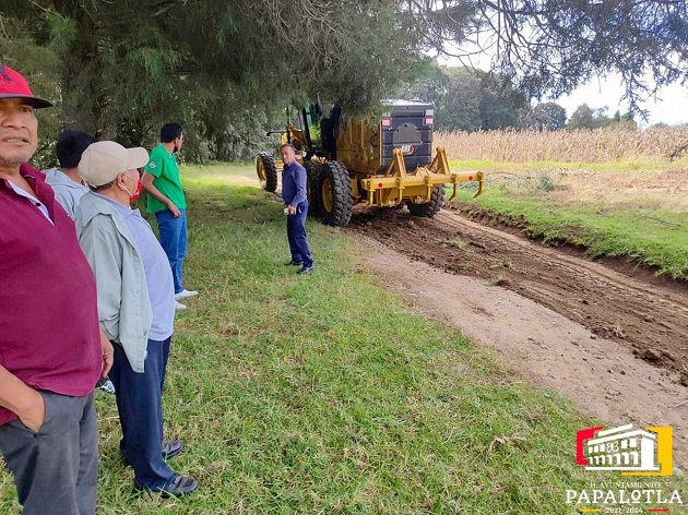 Ayuntamiento de Papalotla mejora los caminos sacacosechas