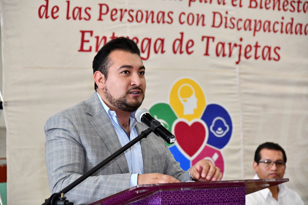 Atestigua Salvador Santos Cedillo entrega de tarjetas para personas con discapacidad