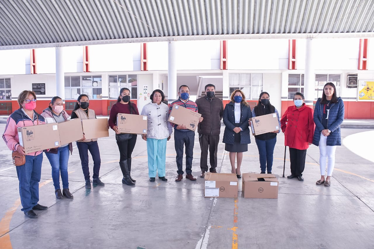 Gobierno de Apetatitlán dona equipo de cómputo y sistema de seguridad a primaria de Atzitzimititlán