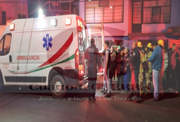 Ebrio profesor choca contra ferretería y deja prensada y lesionada a una mujer,  en Tezoquipan, Panotla